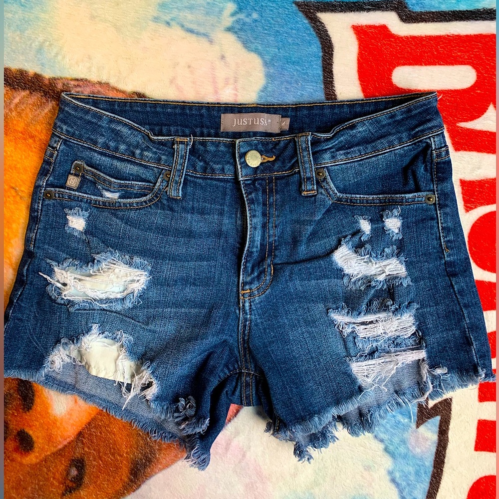 RIPPED DENIM SHORT SHORTS🧵